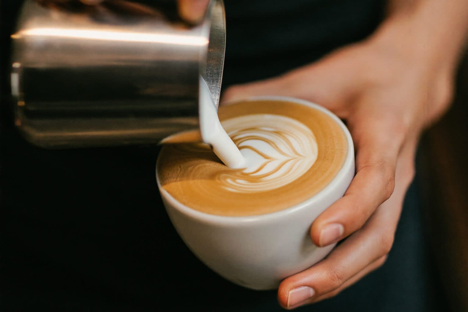 Barista worden: opleiding, SCA-niveaus en latte art leren