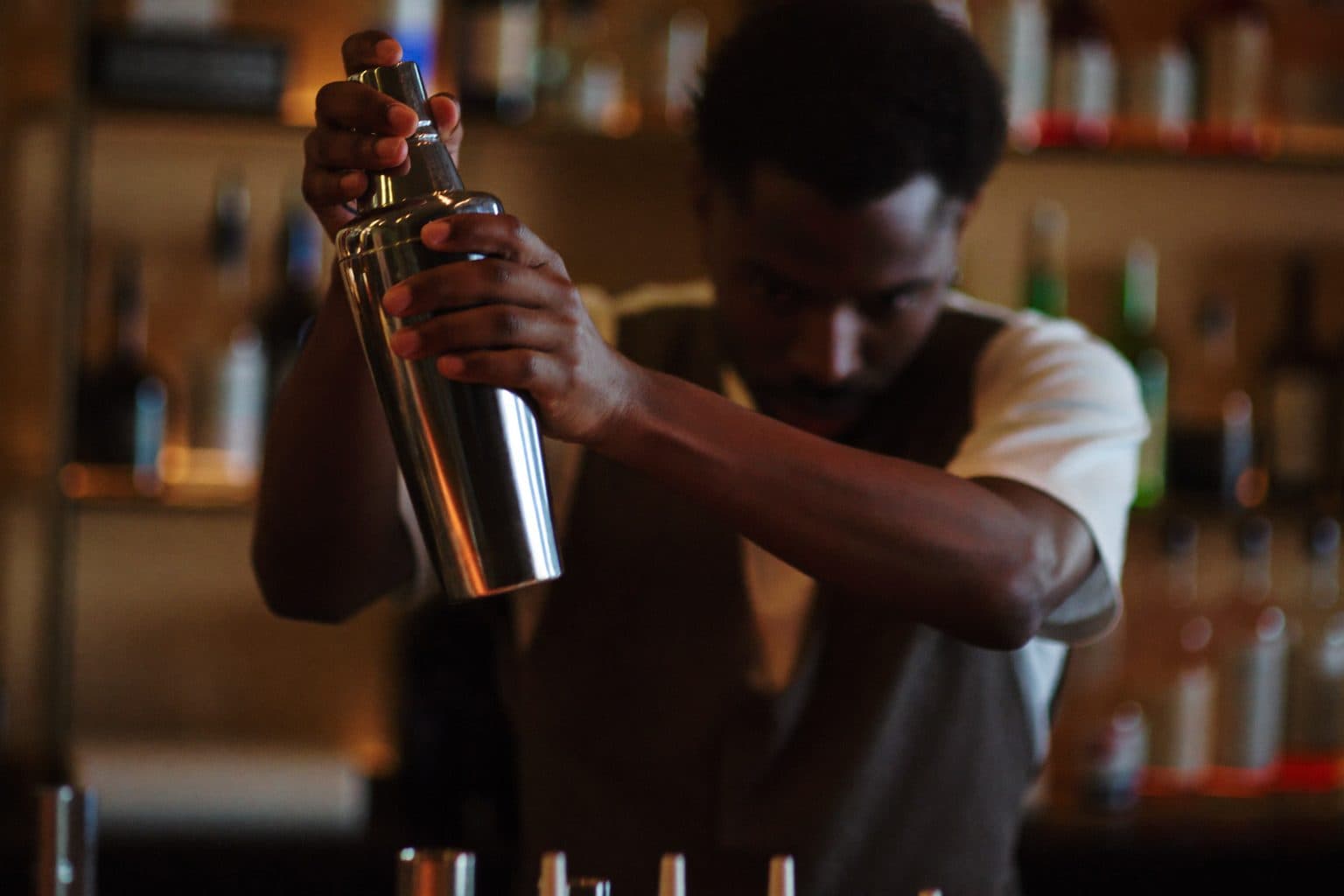 Bartender worden: opleiding, cursussen en doorgroeien achter de bar